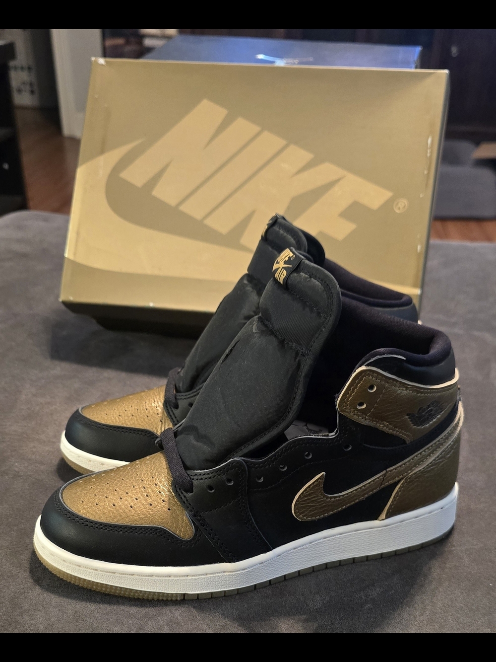 Nike Air Jordan 1 Mid in Black Metallic Gold Size 7 Y Womens 8.5 No Low Balling
